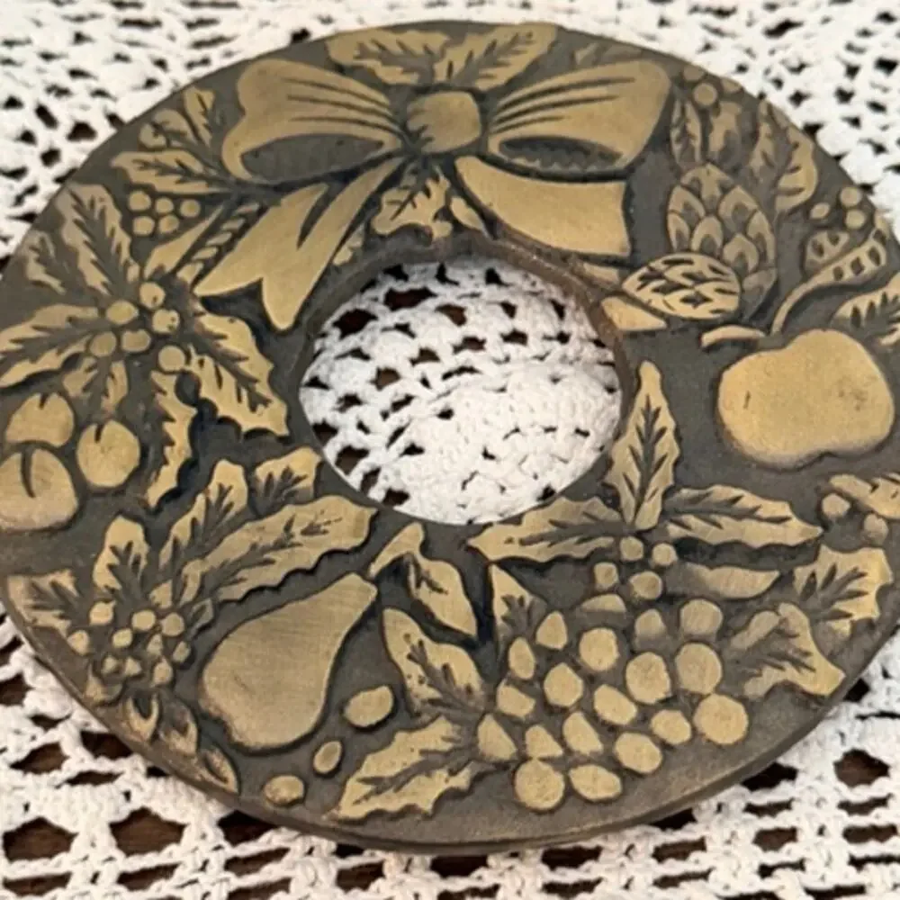 Vintage 1982 Christmas Wreath Cast Metal Trivet Brass Tone 6
